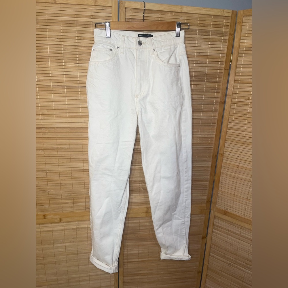 ASOS DESIGN high rise relaxed mom jeans off white cream pants size 25
